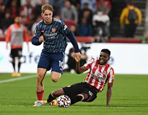 Emile Smith Rowe Breaks Past Brentford's Frank Onyeka in Arsenal's 2021-22 Premier League Clash
