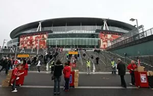 Arsenal v Tottenham 2009-10 Collection: Emirates Stadium before the match