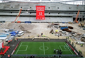 Images Dated 12th December 2005: Emirates Stadium Topping Out Ceremony