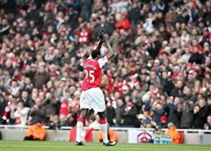 Arsenal v Reading 2007-8 Collection: Emmanuel Adebayor (Arsenal) claps the fans as he leaves the pitch
