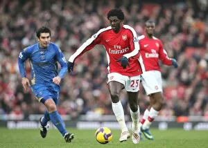 Arsenal v Portsmouth 2008-09 Collection: Emmanuel Adebayor (Arsenal) Richard Hughes (Portsmouth)