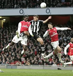 Images Dated 27th January 2008: Emmanuel Adebayor and Eduardo (Arsenal) jump with Steven Taylor (Newcastle)