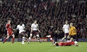 Images Dated 9th April 2008: Emmanuel Adebayor scores Arsenals 2nd goal past Pepe Reina (Liverpool)