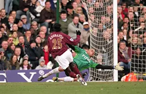 Emmanuel Adebayor scores Arsenals 2nd goal past Tony Warner (Fulham)