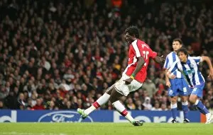 Arsenal v FC Porto 2008-09 Collection: Emmanuel Adebayor shoots past Porto goalkeeper Helton
