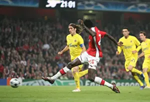 Emmanuel Adebayor shoots past Villarreal goalkeeper