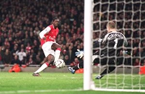 Emmanuel Adebyaor scores Arsenals 1st goal past Paul Robinson (Tottenham)