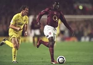 Images Dated 21st April 2006: Emmanuel Eboue (Arsenal) Arruabarrena (Villarreal). Arsenal 1: 0 Villarreal
