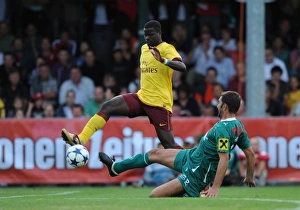 Emmanuel Eboue (Arsenal) Bagoly (Neusiedl). SC Neusiedl 0:4 Arsenal, Sportzentrum Neusiedl Emmanuel Eboue (Arsenal) Bagoly (Neusiedl). SC Neusiedl 0:4 Arsenal, Sportzentrum Neusiedl