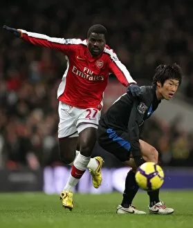 Images Dated 31st January 2010: Emmanuel Eboue (Arsenal) Ji-Sung Park (Man Utd). Arsenal 1: 3 Manchester United