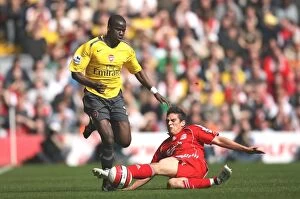 Liverpool v Arsenal 2006-7 Collection: Emmanuel Eboue (Arsenal) Mark Gonzalez (Liverpool)
