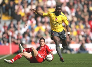 Liverpool v Arsenal 2006-7 Collection: Emmanuel Eboue (Arsenal) Mark Gonzalez (Liverpool)