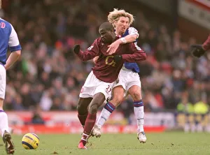 Blackburn Rovers v Arsenal 2005-6 Collection: Emmanuel Eboue (Arsenal) Robbie Savage (Blackburn)
