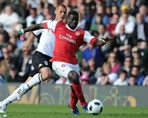 Fulham v Arsenal 2010-11 Collection: Emmanuel Eboue (Arsenal) Steve Sidwell (Fulham). Fulham 2: 2 Arsenal, Barclays Premier League