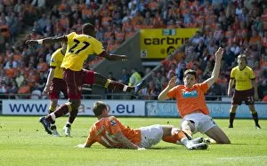 Images Dated 10th April 2011: Emmanuel Eboue shoots past Blackpool goalkeeper Richard Kingson to score the 2nd Arsenal goal
