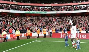 Arsenal v Fulham 2009-10 Collection: Emmanuel Eboue waves to the Arsenal fans after the match. Arsenal 4: 0 Fulham