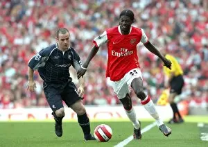 Images Dated 14th April 2007: Emmauel Adebayor (Arsenal) David Thompson (Bolton)