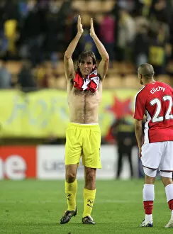 Villarreal v Arsenal 2008-9 Collection: ex Arsenal player Robert Pires waves to the fans after the match