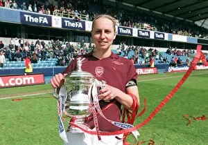 Faye White (Arsenal) with the FA Cup. Arsenal Ladies 5: 0 Leeds United Ladies