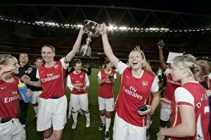 Arsenal Ladies v Chelsea 2007-8 Collection: Faye White and Jayne Ludlow (Arsenal) with the Premier League Trophy