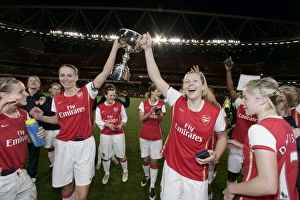 Arsenal Ladies v Chelsea 2007-8 Collection: Faye White and Jayne Ludlow (Arsenal) with the Premier League Trophy