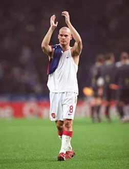 Porto v Arsenal 2006-07 Collection: Freddie Ljungberg (Arsenal) claps the fans at the end of the match