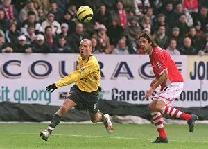 Charlton Ath v Arsenal 2005-6 Collection: Freddie Ljungberg (Arsenal) Gonzalo Sorondo (Charlton)