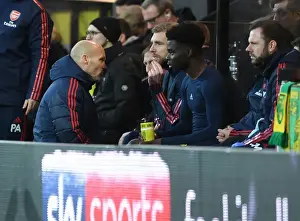 Freddie Ljungberg the Arsenal Interim Head Coach talks to Bukayo Saka (Arsenal)