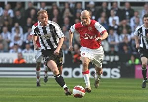 Images Dated 10th April 2007: Freddie Ljungberg (Arsenal) Nicky Butt (Newcastle United)