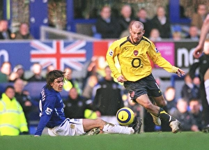 Everton v Arsenal 2005-06 Collection: Freddie Ljungberg (Arsenal) Nuno Valenta (Everton)