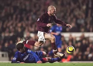 Images Dated 14th January 2006: Freddie Ljungberg (Arsenal) Stuart Parnaby (Middlesbrough)