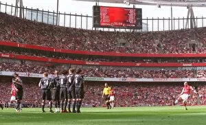 Arsenal v Bolton 2006-7 Collection: Freddie Ljungberg (Arsenal) takes a free kick