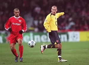 Images Dated 24th November 2005: Freddie Ljungberg (Arsenal) Vieira Leandro (Thun). FC Thun 0: 1 Arsenal