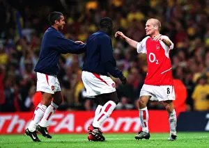 Freddie Ljungberg celebrates the Arsenal victory with Giovanni van Bronckhorst