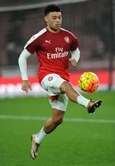 Gearing Up: Oxlade-Chamberlain's Pre-Match Routine at Emirates Stadium - Arsenal vs Southampton, Barclays Premier League