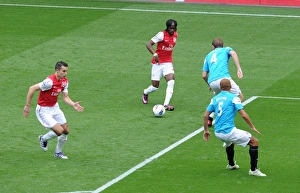 Gervinho (Arsenal) passes the ball to Robin van Persie to score Arsenals 1st goal under pressure from Michael Turner (Sunderland). Arsenal 2: 1 Sunderland. Barclays Premier League. Emirates Stadium, 16 / 10 / 11. Credit : Arsenal Football Club /