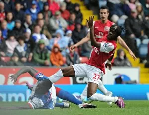 Blackburn Rovers v Arsenal 2011-12 Collection: Gervinho scores Arsenals 1st goal under pressure from Chris Samba (Blackburn)