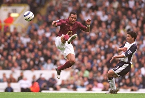 Images Dated 29th October 2005: Gilberto (Arsenal) Aaron Lennon (Tottenham)