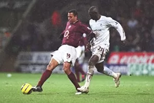 Bolton v Arsenal 2005-6 Collection: Gilberto (Arsenal) Abdoulaye Faye (Bolton). Bolton Wanderers 2: 0 Arsenal