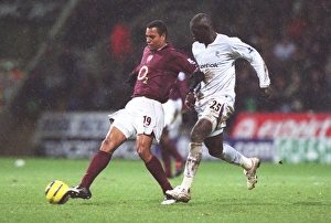 Bolton v Arsenal 2005-6 Collection: Gilberto (Arsenal) Abdoulaye Faye (Bolton). Bolton Wanderers 2: 0 Arsenal
