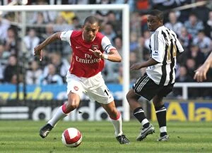 Images Dated 10th April 2007: Gilberto (Arsenal) Charles N Zogbia (Newcastle United)