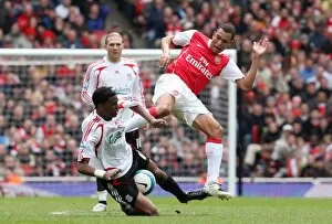 Images Dated 5th April 2008: Gilberto (Arsenal) Damien Plessis (Liverpool)