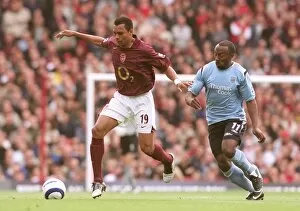 Images Dated 22nd October 2005: Gilberto (Arsenal) Darius Vassell (Man City). Arsenal 1: 0 Manchester City