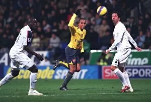 Images Dated 27th November 2006: Gilberto (Arsenal) Ivan Campo (Bolton)