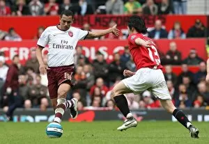 Images Dated 14th April 2008: Gilberto (Arsenal) Ji Sung Park (Manchester United)