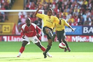 Images Dated 30th September 2006: Gilberto (Arsenal) Jimmy-Floyd Hasselbaink (Charlton Athletic)