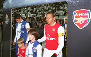Gilberto (Arsenal) Lucho Gonzalez (Porto) lead out their teams