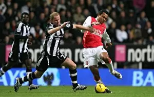 Newcastle United v Arsenal 2007-8 Collection: Gilberto (Arsenal) Nicky Butt (Newcastle)