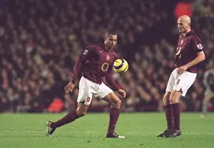 Gilberto (Arsenal) run out onto the pitch. Arsenal 0: 0 Manchester United