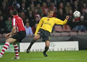 Images Dated 23rd February 2007: Gilberto (Arsenal) Timmy Simons (PSV)